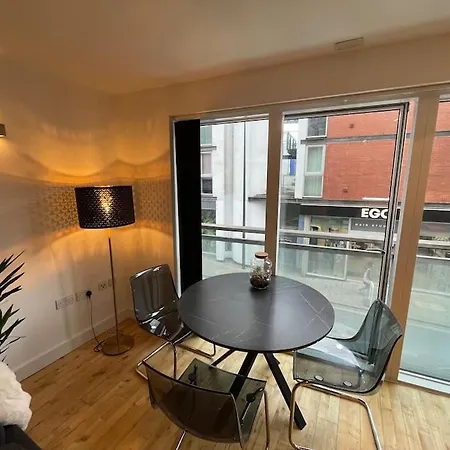 Fabulous Leeds Center Urban Loft